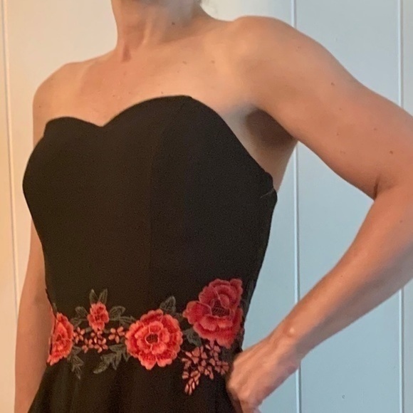 black dress with floral red embroidered roses at waist size 6 NWT - Picture 10 of 15